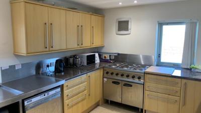Fully equipped kitchen with industrial 6 ring electric hob and oven